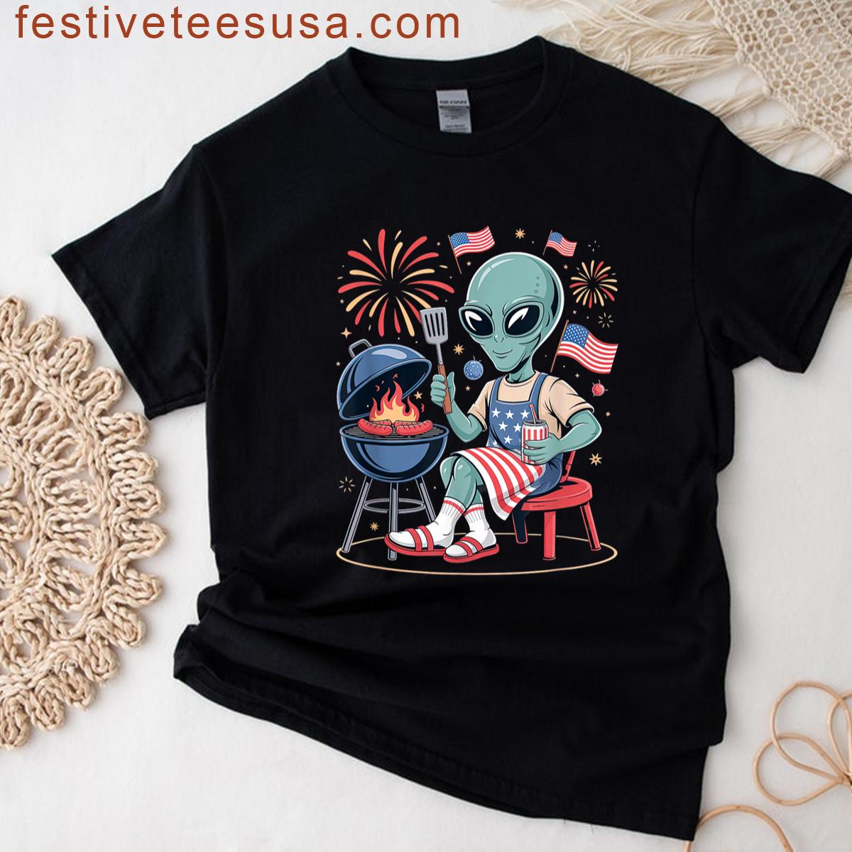 Funny Alien Grilling Bbq Cartoon For 4th Of July Party T-shirt